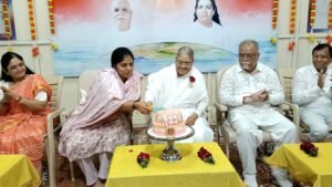 शिव जयंती के अवसर पर राजयोगिनी बीके कैलाश दीदी एवं गांधीनगर (उत्तर) की विधायक रीटा बहन पटेल द्वारा प्रतीकात्मक केक कटिंग