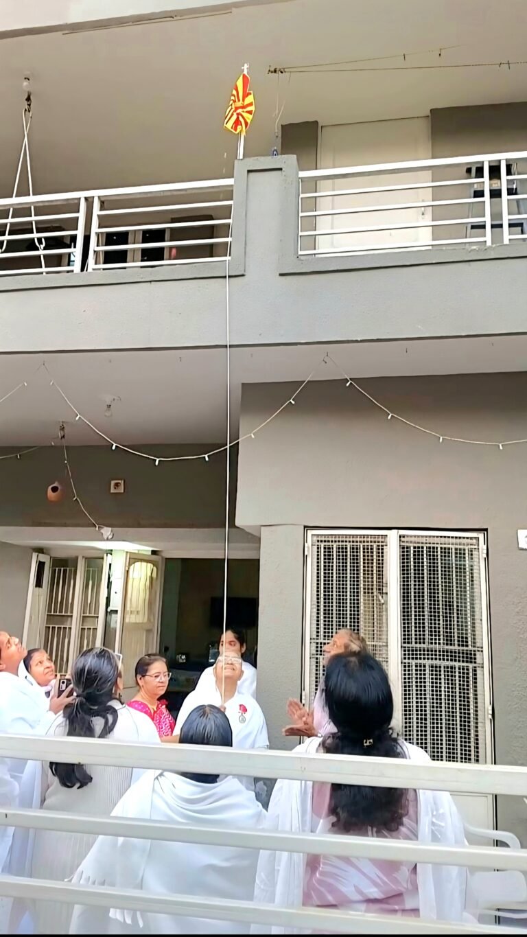 उच्च संकल्प और ईश-स्मृति का संदेश: गांधीनगर में परमात्म-प्रतीक ध्वज का पावन झंडारोहण