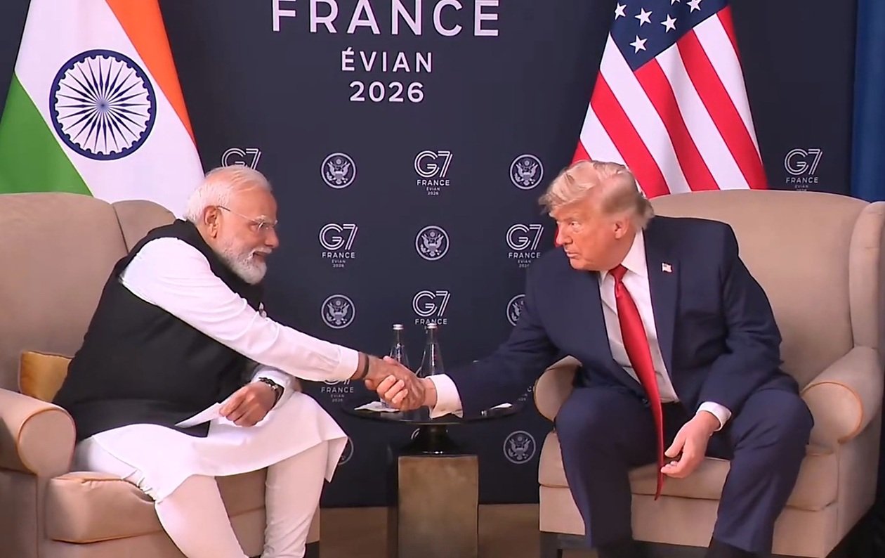 जी-7 शिखर सम्मेलन में प्रधानमंत्री नरेंद्र मोदी और अमेरिकी राष्ट्रपति डोनाल्ड ट्रंप हाथ मिलाते हुए