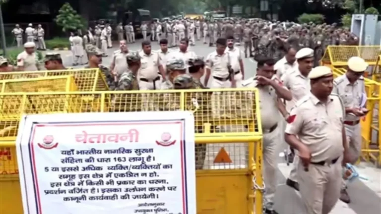 दिल्ली पुलिस ने घेरा जंतर-मंतर, हजारों को हिरासत में लिया: पत्रकार और वकील भी रोके गए, जवाबदेही पर सवाल