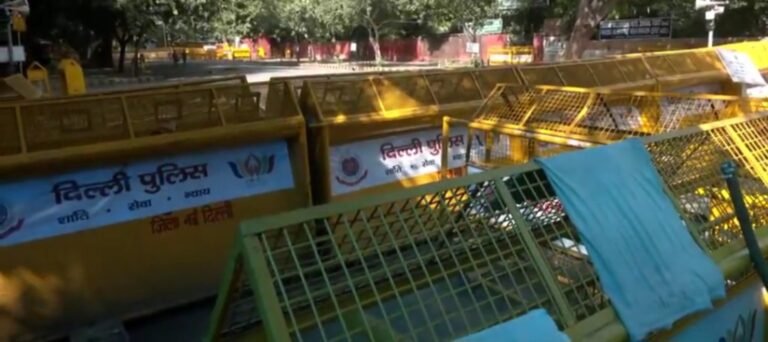 जंतर-मंतर की घेराबंदी, मोबाइल इंटरनेट बंद करने के निर्देश: सिब्बल का सवाल, प्रदर्शन की तय जगह तक पहुँचेंगे कैसे?